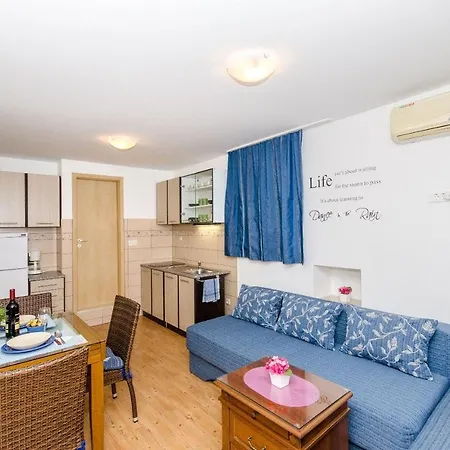 Appartement Andro - 30m From Sea: A1 Supetar. Island Brac Supetar